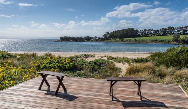 Ingleby Sands - A house atop the sand dunes - Absolute beachfront. in Cremorne