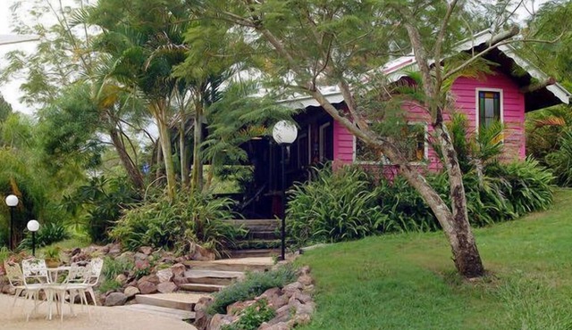 Jacaranda Pioneer Guest Cottage ... historic barn, romantic couples, family fun. in Mooloolah Valley