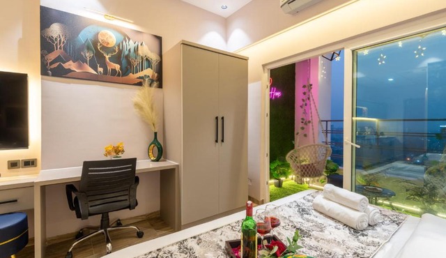 Jacuzzi & Big Screen By Buddies Home in Greater Noida