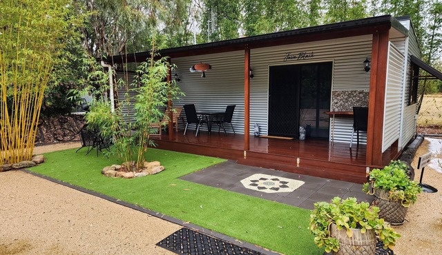 Jubri's Hideaway Luxury Cabin Java Black in Dalby