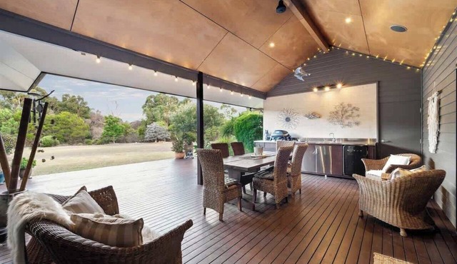 La Dimora—Tranquil Retreat Where Bush Meets Beach in Burnside
