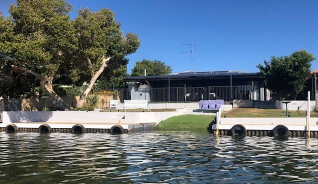 La Siesta On The Canal - Pizza Oven, Paella, Park your boat on private jetty! in South Yunderup