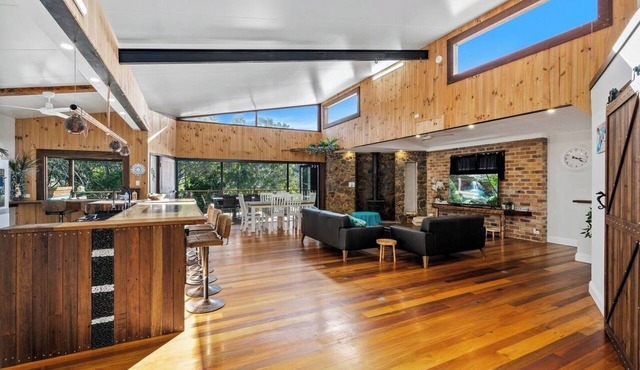 Large Beach Retreat with Ocean Breeze and Style in Hastings Point