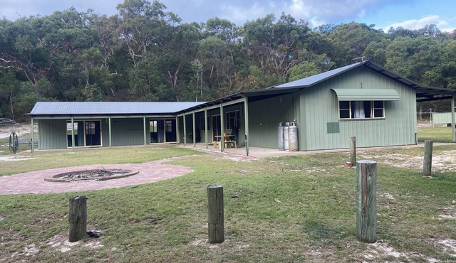 Large home, sleeps 20 in K'gari