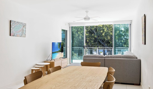 Large Modern Unit with Lift & Pool in WOORIM