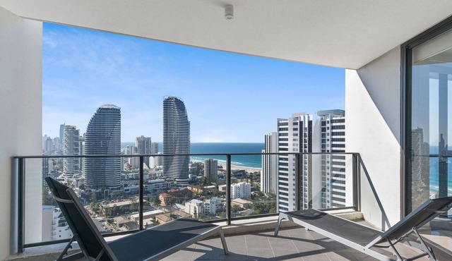 Large Ocean Views 4BR Sub-Penthouse - Sierra Grand - CoastHM in Broadbeach