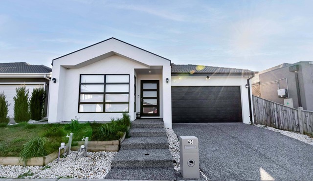 lavish home while away, enjoy new home, airport/city hide out. Not to miss in Melbourne