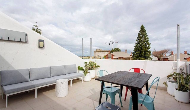 Located opposite Bathers Beach it is just a step away from the beach and cafes. Magnificent Rooftop balcony to enjoy the famous WA Sunsets, head out and enjoy a wine in the many bars surrounding the Loft. in Fremantle