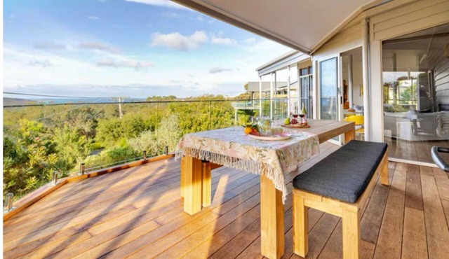 Los Anglesea - With stunning 180- degree views from the ocean to the forest! in Anglesea