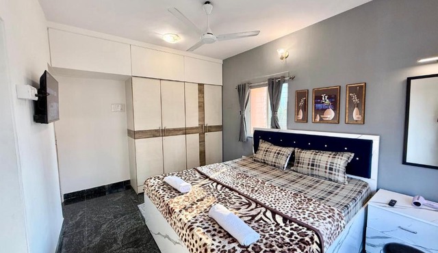 Lovely 3BHK Serviced Apt near ISKCON Temple, Juhu Mumbai in Mumbai
