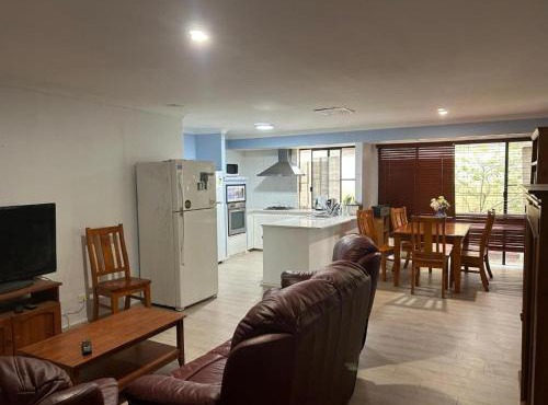 lovely double room share bathroom and kitchen in Perth