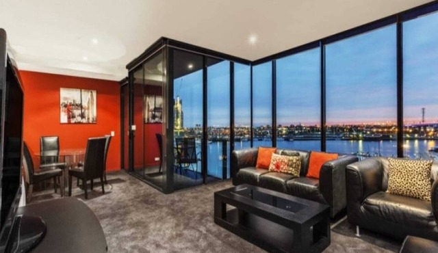 💙Lovely Waterfront Apartment with Swimming Pool🏊and Gym🏋️in the💙of Docklands in Docklands
