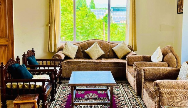 Luxe 3BHK 3 Pvt Balcony Wifi rajbaghstays in Srinagar