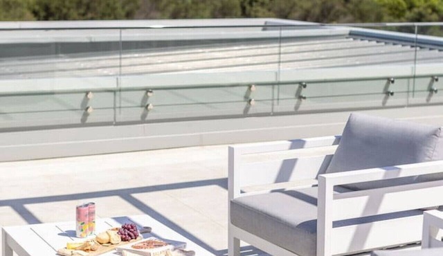 Luxe Beachfront 4BRM, Mega Terrace & Resort Pools in Magenta