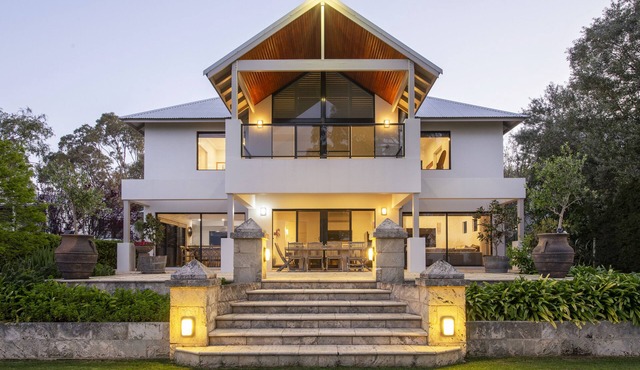 LUXURIOUS & INVITING TWO STOREY HOME WITH COMFORTABLY CASUAL COASTAL VIBE in Marybrook