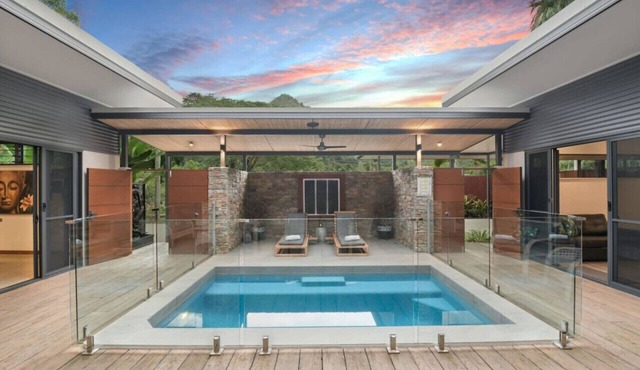Luxurious Tropical Retreat with Private Pool Near Crystal Cascades in Redlynch