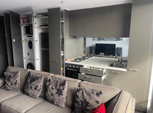 Luxurious with city views, free parking on premises & Wi Fi in Melbourne