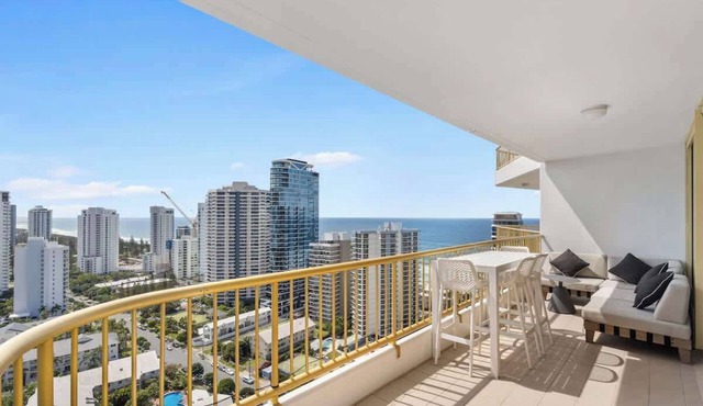 Luxury 3BR in Gold Coast with Ocean & City Views in Main Beach