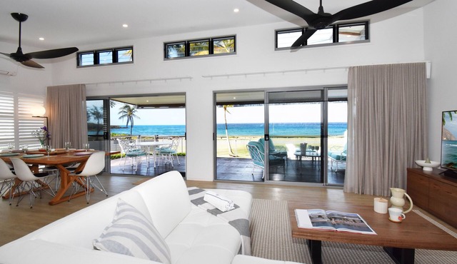 Luxury Beach Front 4 bedroom house with everything you need for a Family Holiday in Grasstree Beach