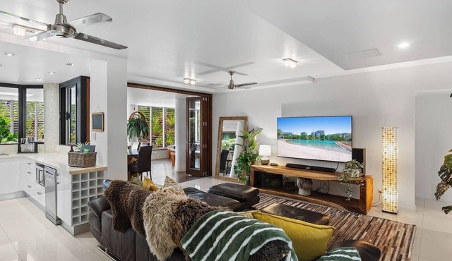 Luxury Beachfront Apartment with Direct Pool Access in Cairns