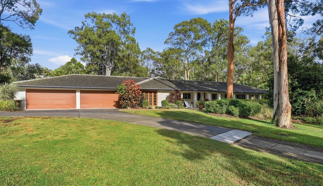 Luxury Bridgeman Downs Retreat 15km from CBD in Bridgeman Downs