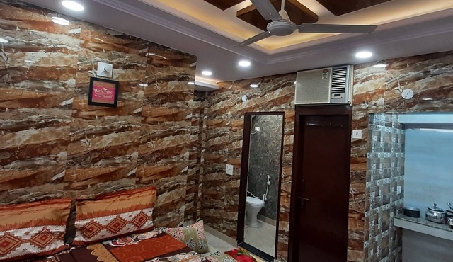 Luxury Flat in Foreigner Areof Lajpat Nagar With Fully Equipped Kitch