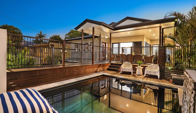 Luxury Home in Alexandra Headland Walk to the Beach Heated Pool 16 guests Pets ✅ in Alexandra Headland