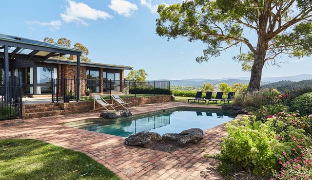 Luxury house with pool, fireplace and stunning Yarra Valley views in Yarra Glen