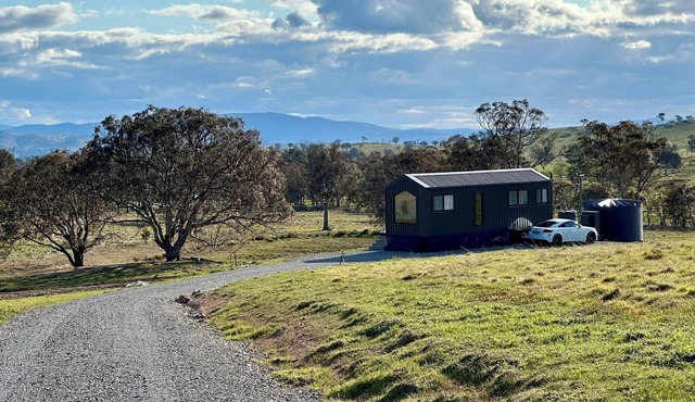 Luxury self-contained cabin, on acreage, in the heart of cool climate wineries in Murrumbateman