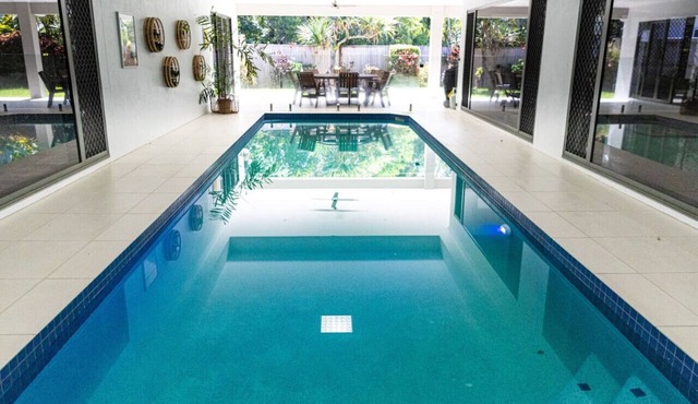 Luxury Tropical Escape: Beachside Villa with Heated Pool & Modern Comforts in Trinity Beach