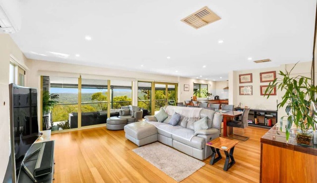 Luxury Warrandyte Retreat w Pool, Views & Theatre in North Warrandyte