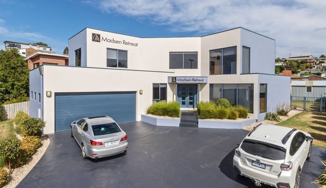 MADSEN RETREAT B&B Penguin - a boutique 4 star experience- Whole First Floor in Penguin
