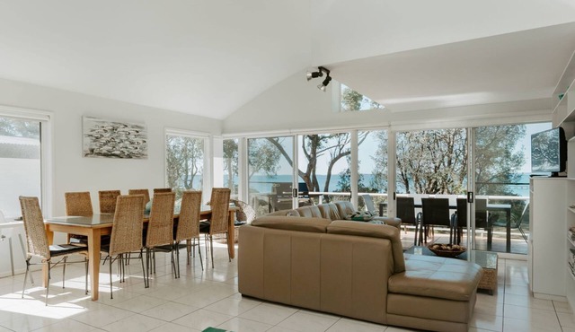 Mana Magic by Book Jervis Bay - Beach Access on your Doorstep! in Vincentia