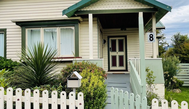 Mathinna House is a four bedroom heritage home in the heart of Franklin. in Franklin