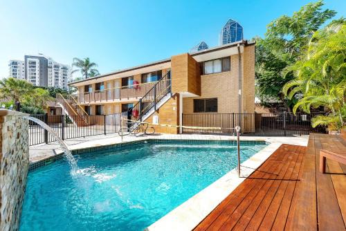 Maxmee Backpackers Resort in Gold Coast