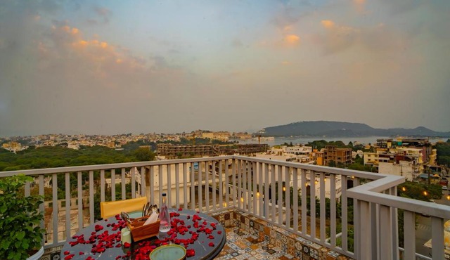 MAYA'S MANOR - A Lake View Hotel