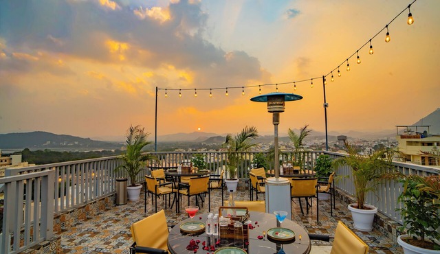 MAYA'S MANOR - A Lake View Hotel