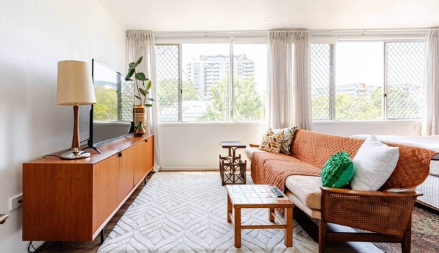 Mid-Century Pad - 1 bed/1 bath/1 car 10 min CBD in Kangaroo Point