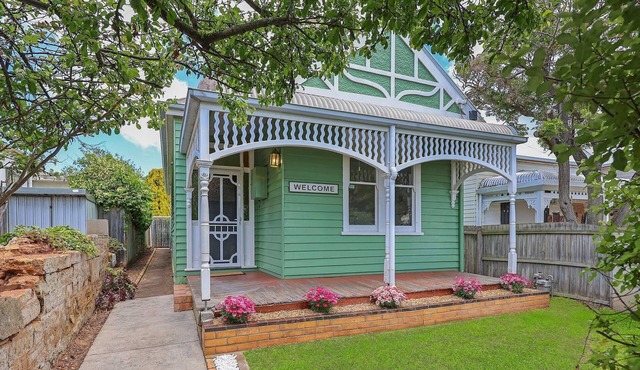 Minty - Come for the Location and stay for the contemporary nostalgic Vibes . in Warrnambool
