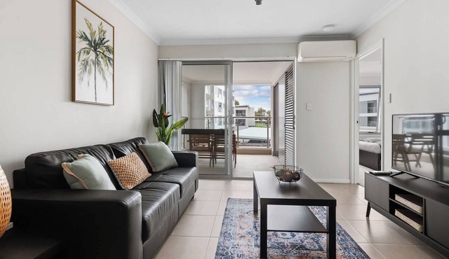 Modern 2 Bdr Rockingham Apt inc Balcony & Parking in Rockingham