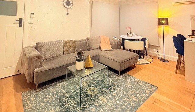 Modern 2 bedroom Home near Melbourne Airport, DFO, Tullamarine FWY & Calder FWY in Essendon North
