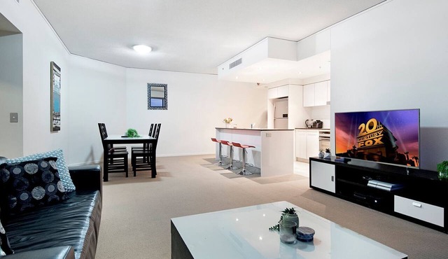 Modern 2 Bedroom Apartment in Sierra Grand - CoastHM in Broadbeach