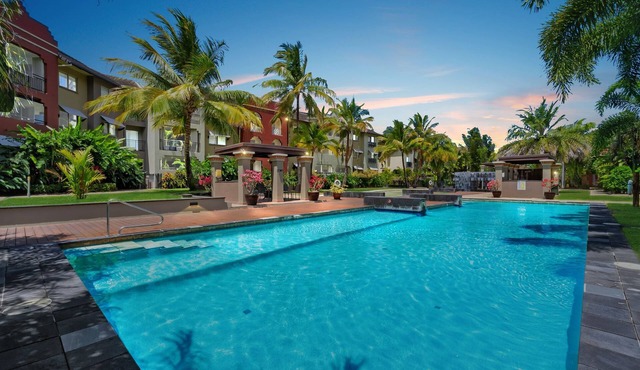 Modern 2 Bedroom Cairns Apartment with Resort Pool in Westcourt