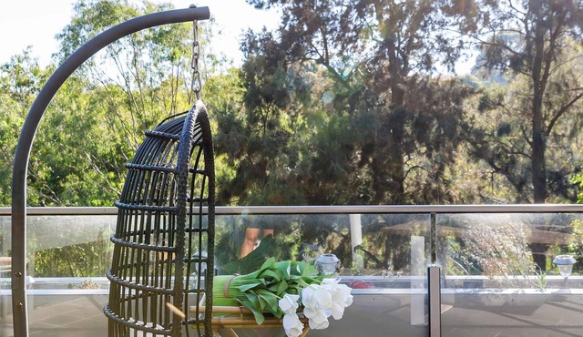 Modern 2BR Apt with Balcony & Free Parking in Abbotsford