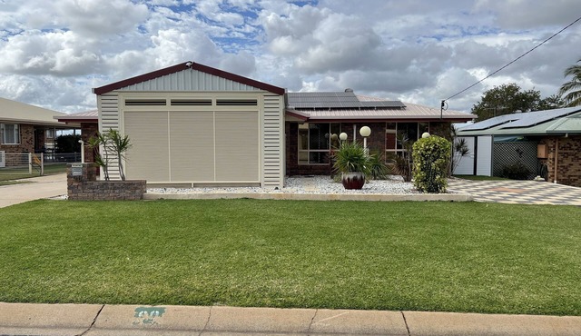 Modern 3 Bedroom fully A/C Town House with lock up garage and super fast WiFi in gracemere