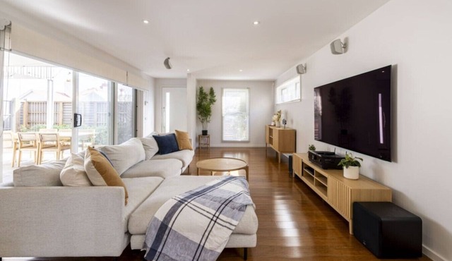 Modern 3BR Executive Townhouse in CBD, Mibnb in Geelong