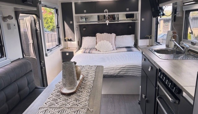 Modern 4 berth van with hot tub. 5 min to CBD. in Norwood