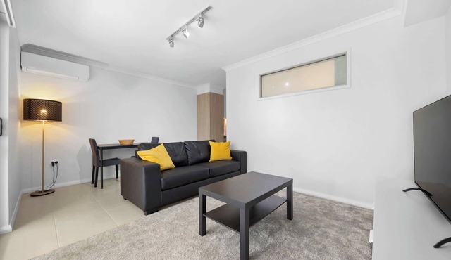 Modern Apt with Balcony & Fast Wi-Fi, Near Beach in Rockingham