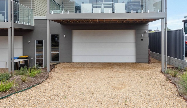 Modern Beachhouse, sea views Great location, 3 mins to the beach. in McCracken