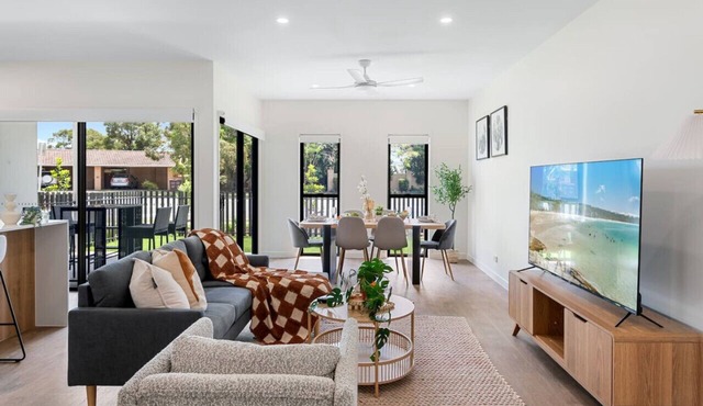 Modern BrandNew House near Mall/Park with 2Parking in Capalaba